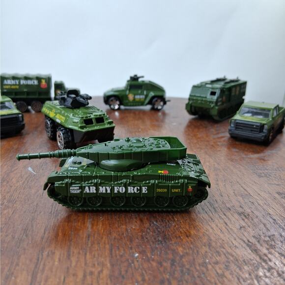 Lot of 9 Military Army Diecast 1:64 Toy Cars Trucks Tank Unbranded - Picture 3 of 10